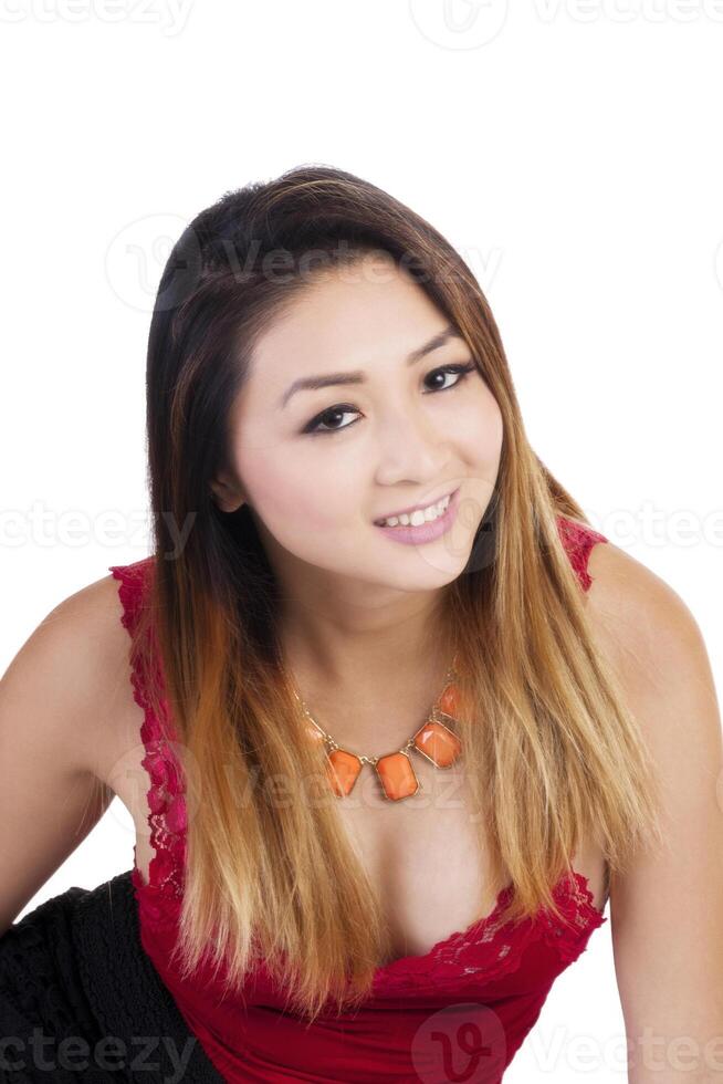 attrayant asiatique américain femme rouge Haut souriant photo