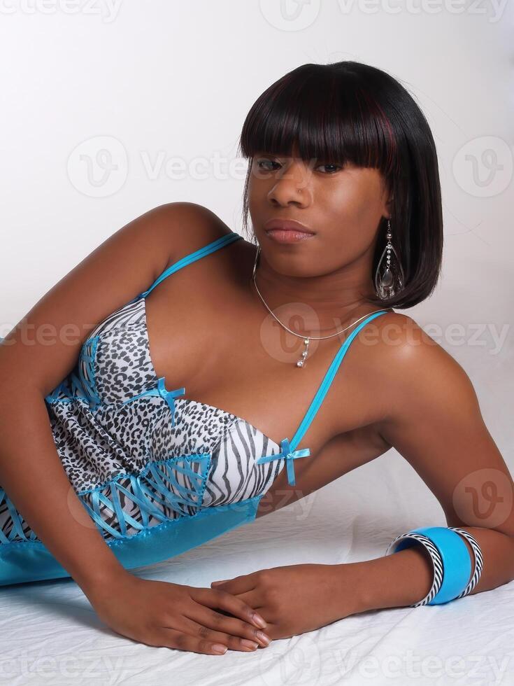 africain américain femme dans bleu lingerie allongé photo