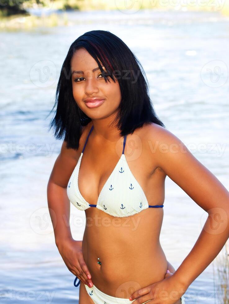Jeune latina adolescent femme dans bikini à rivière photo