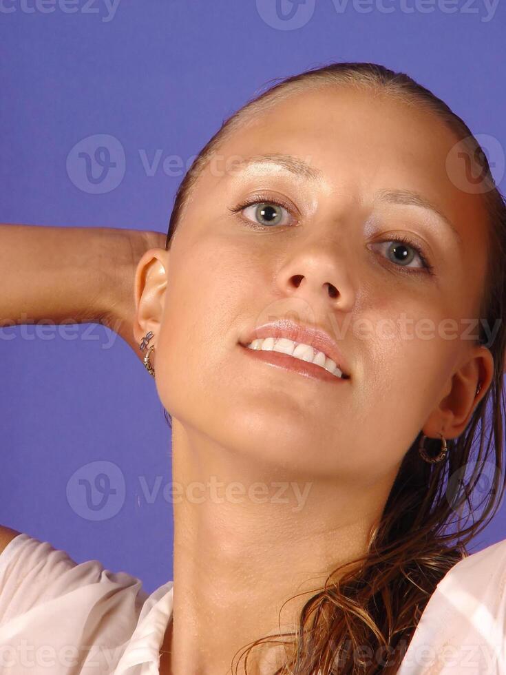 serré portrait Jeune caucasien femme avec humide cheveux photo