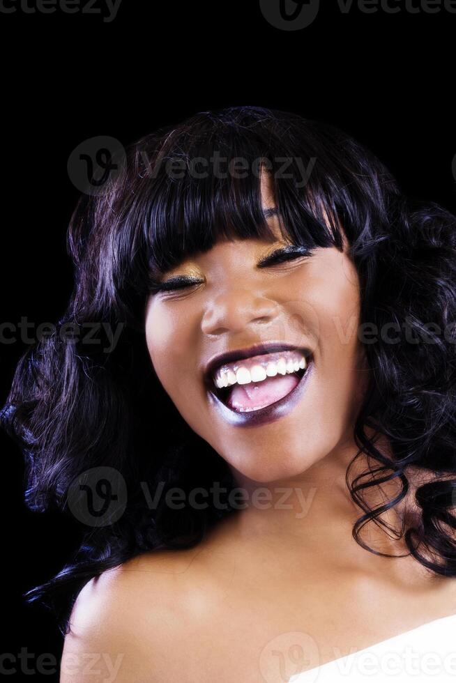 grand rire femme afro-américaine bouche ouverte photo