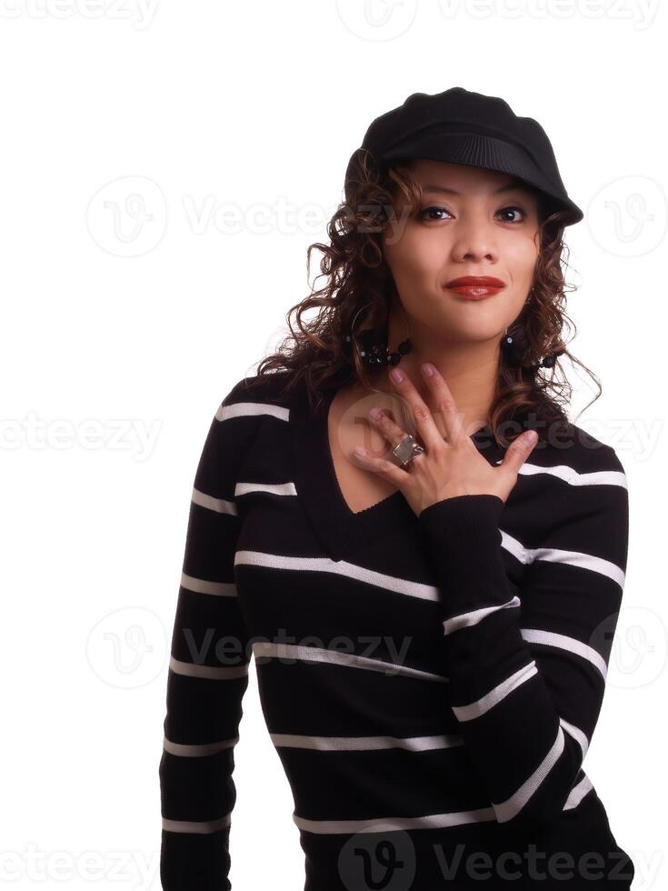 Jeune jolie hispanique femme dans chandail et chapeau photo