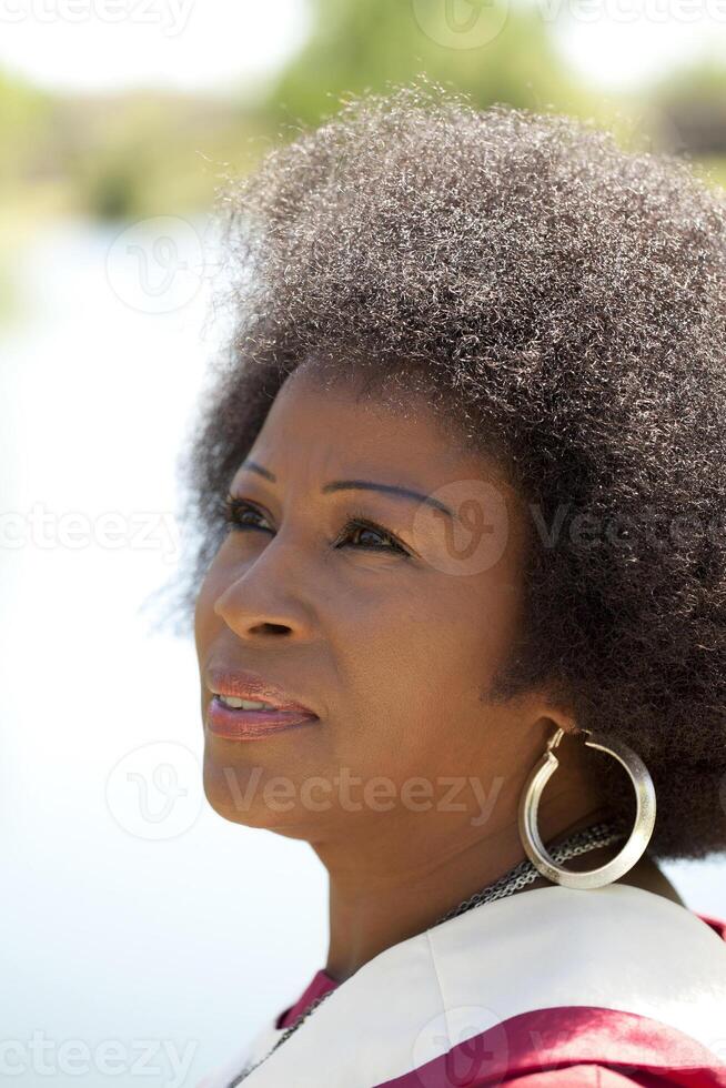 milieu vieilli africain américain femme Extérieur portrait photo