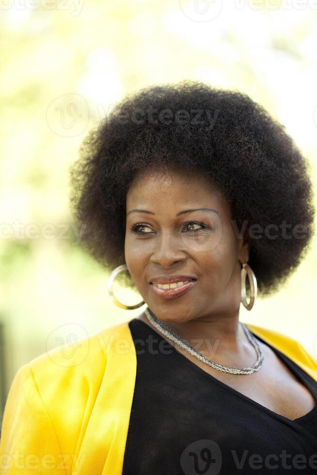 âge moyen noir femme en plein air portrait Jaune veste photo