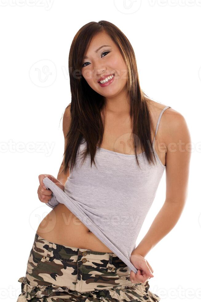 Jeune asiatique américain adolescent fille souriant en portant en haut chemise photo