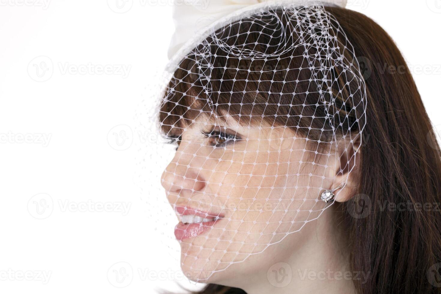 Jeune femme portant chapeau avec dentelle voile photo