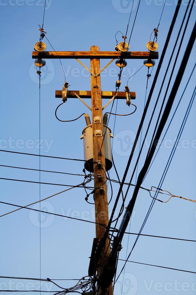 haute Tension en bois Puissance pôle sur bleu ciel photo