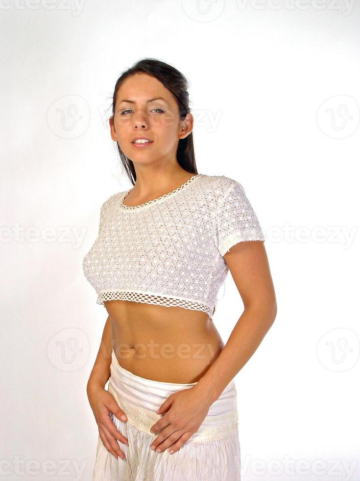caucasien femme dans blanc Haut et jupe photo