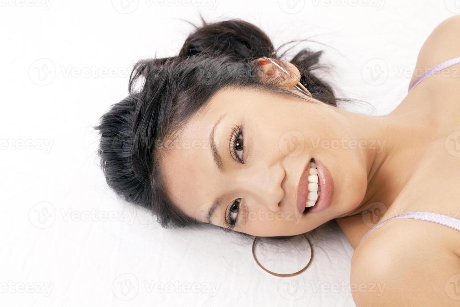 portrait souriant pacifique insulaire femme allongé photo
