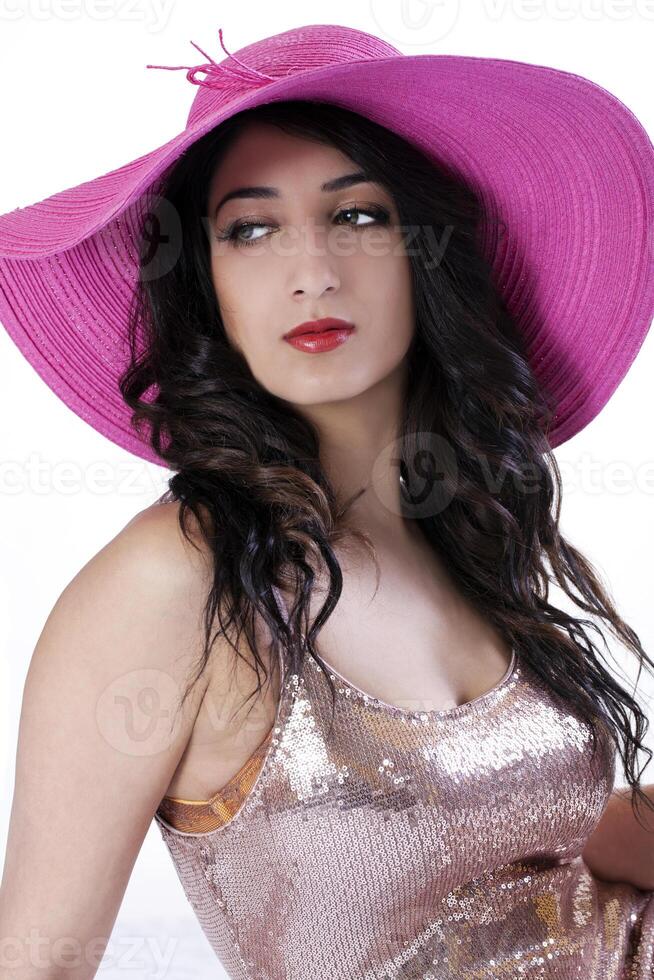 est Indien adolescent femme dans grand chapeau photo