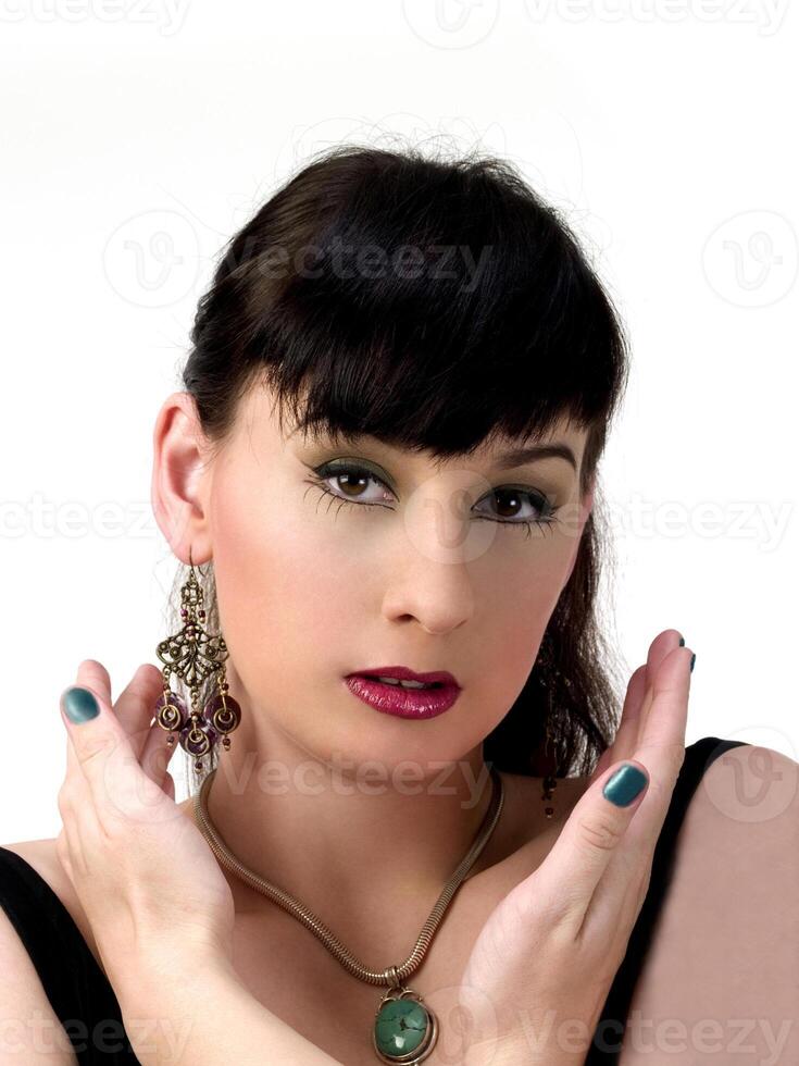 portrait de Jeune femme avec Collier et des boucles d'oreilles photo