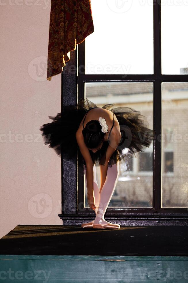 Jeune africain américain femme dans Danse tenue dans de face de fenêtre photo