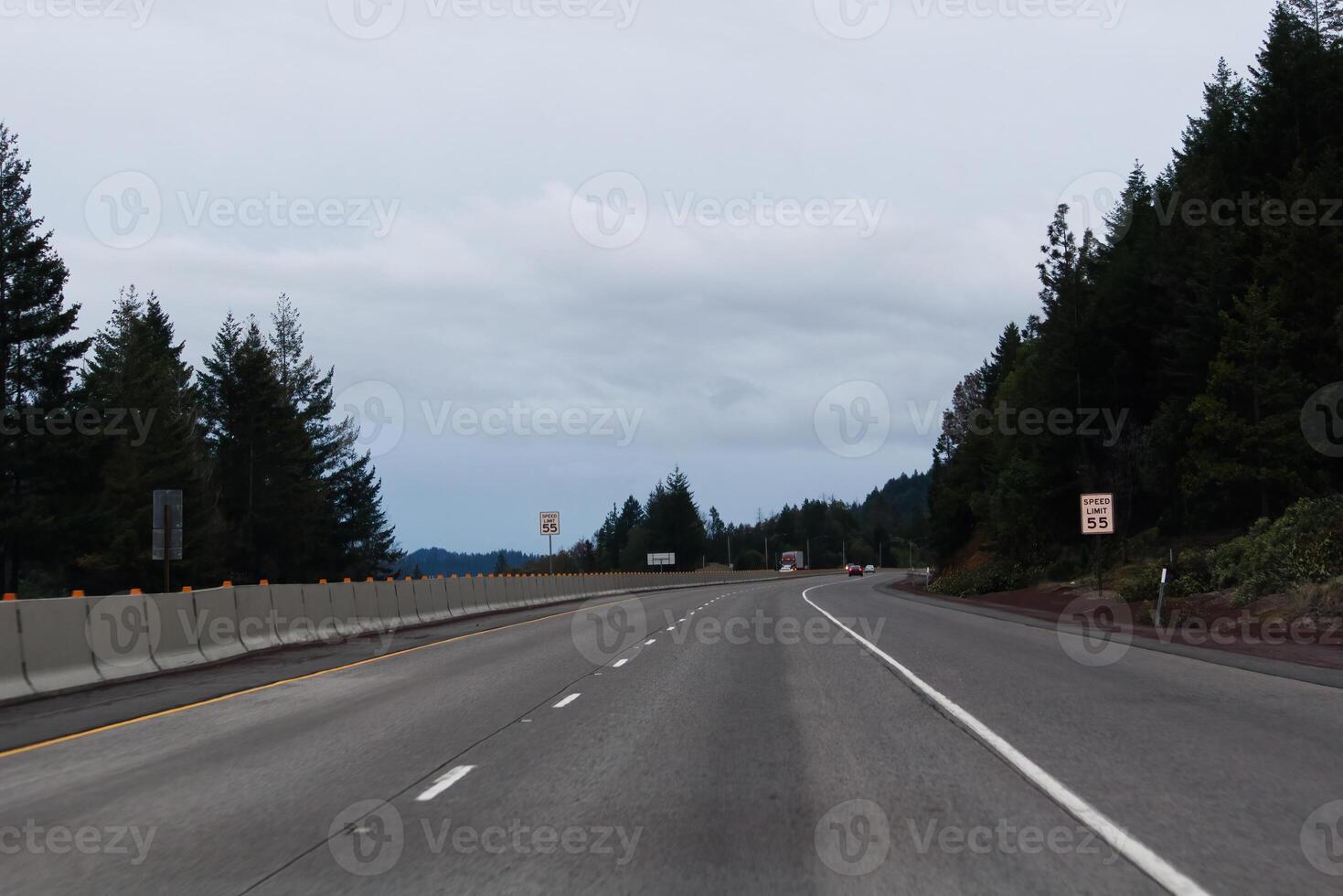 presque vide Oregon autoroute près crépuscule avec couvert ciel photo