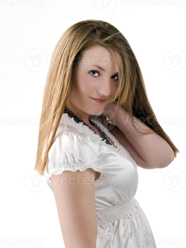 Jeune caucasien femme dans blanc Haut moitié longueur photo