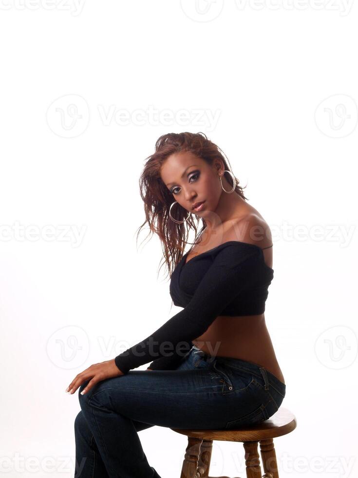 Jeune femme de mixte ethnicité séance sur tabouret photo