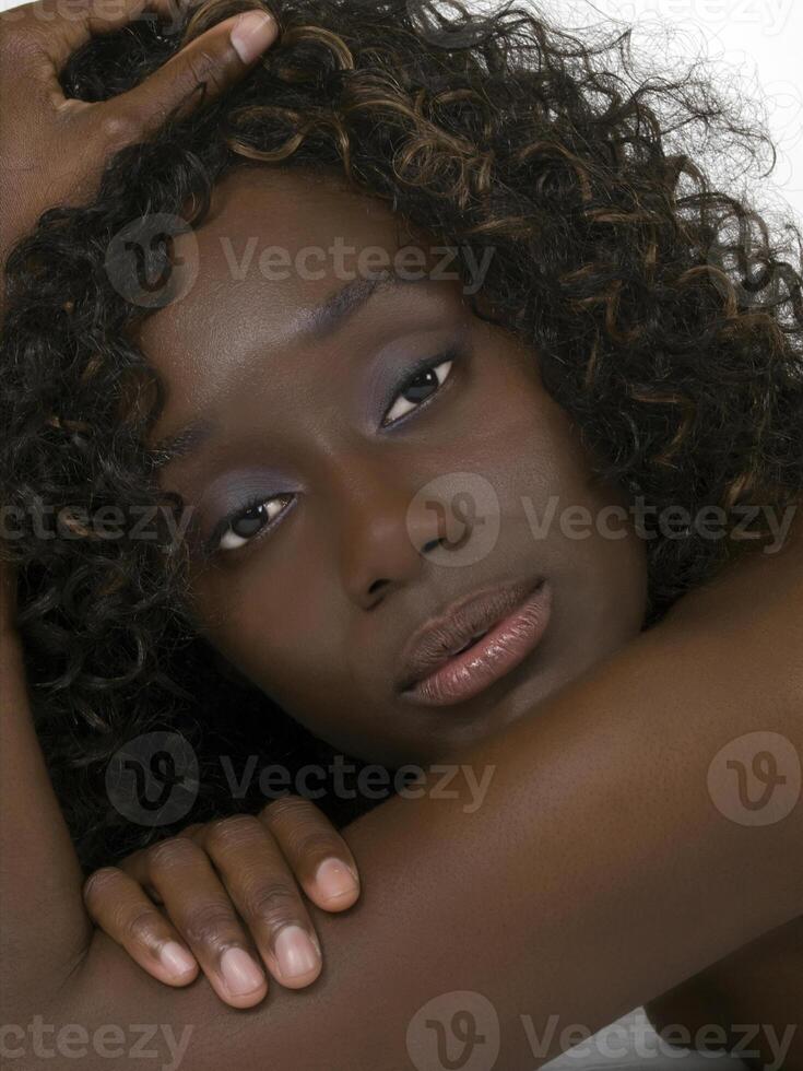 attrayant Jeune noir femme allongé portrait fermer photo