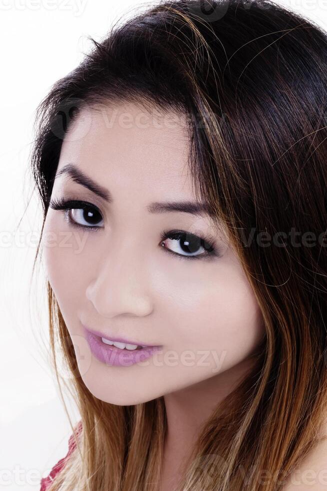 serré portrait attrayant asiatique américain femme blanc arrière-plan photo
