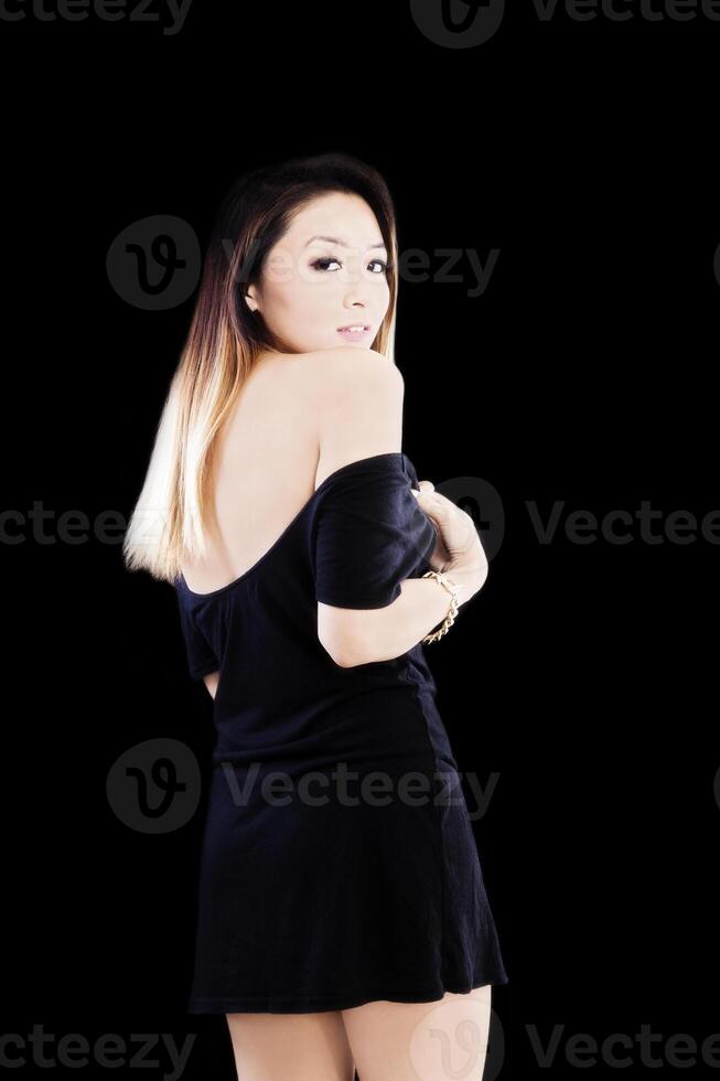 attrayant asiatique américain femme dans noir robe de retour photo