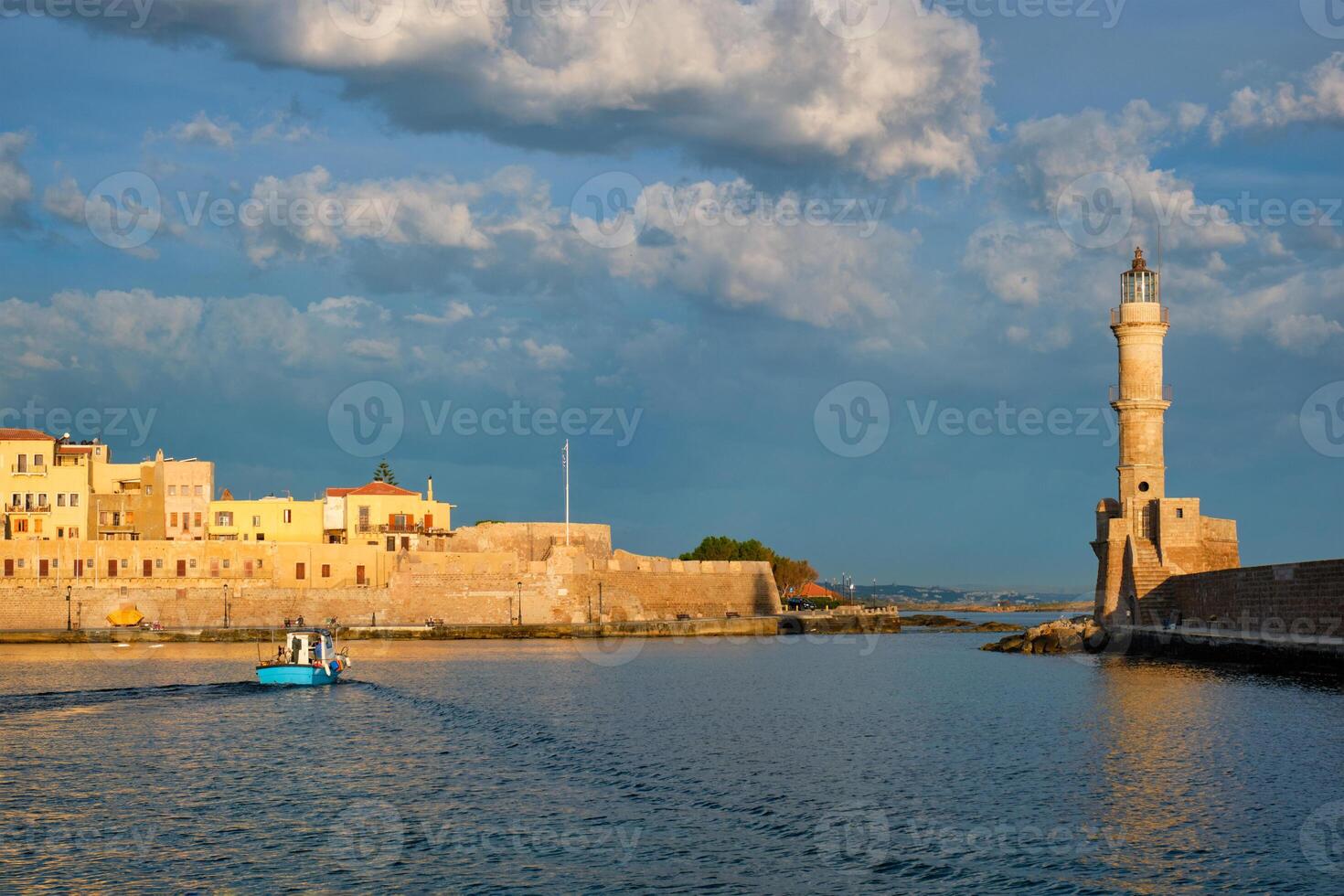 bateau dans pittoresque vieux Port de La Canée, Crète île. Grèce photo