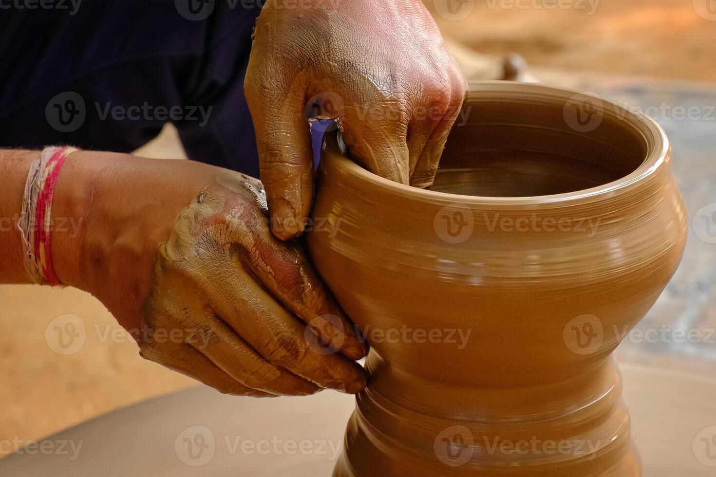 poterie - qualifié humide mains de potier façonner le argile sur potier roue photo