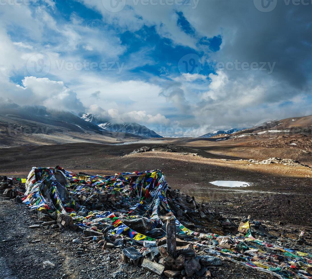 bouddhiste prière drapeaux poumon sur baralacha la passer dans l'Himalaya, Inde photo