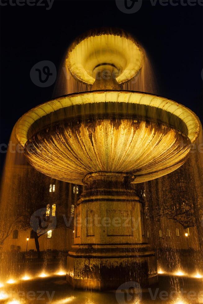 Fontaine dans le geschwister-scholl-platz dans le soir. Munich, photo