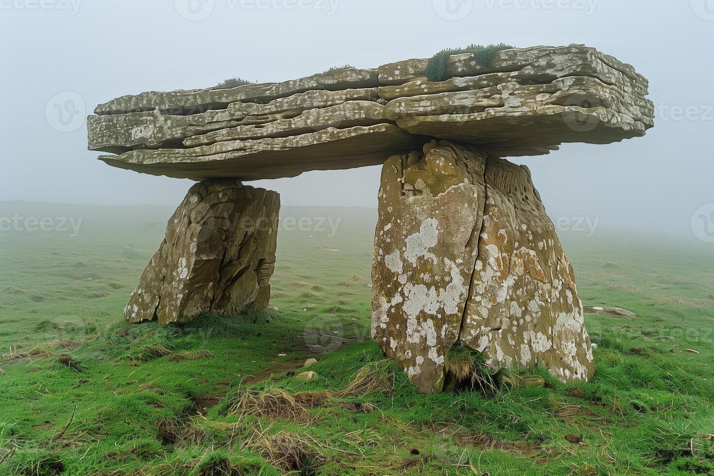 ai généré ancien mégalithique dolmen sur une brumeux Matin dans une Prairie photo