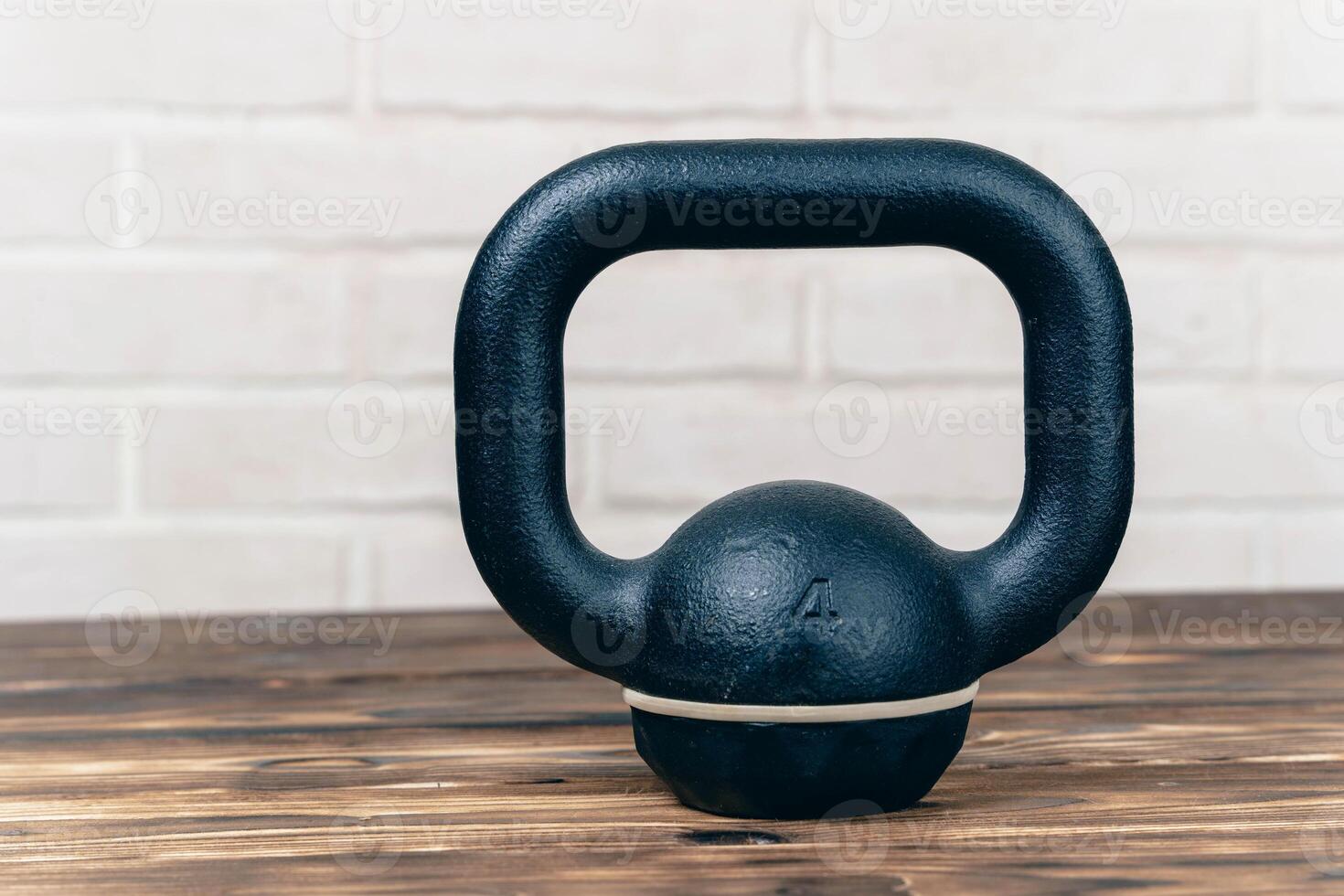 une moderne aptitude kettlebell sur une en bois tableau. le concept de une en bonne santé mode de vie. physique développement photo