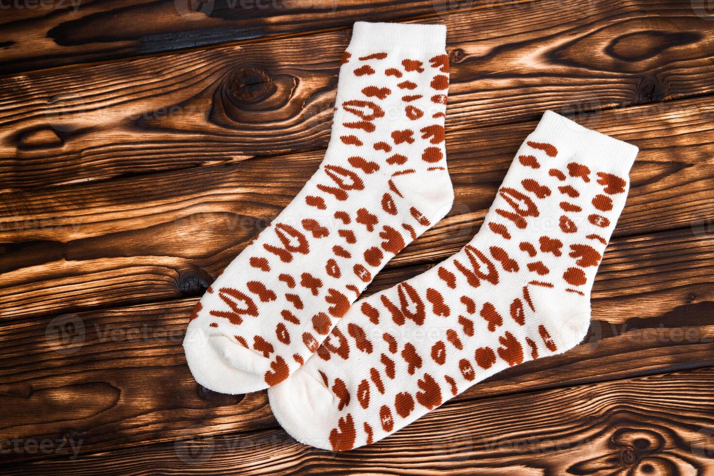 blanc chaussettes avec marron taches photo