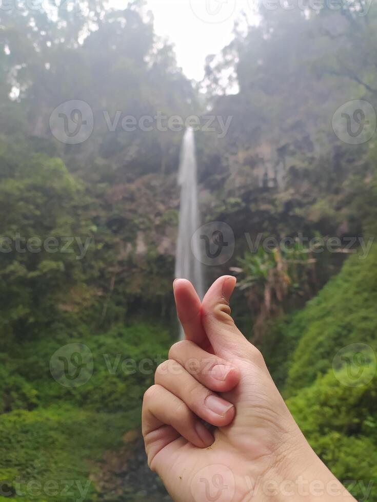 malang, Indonésie, oct 22, 2023 - vue de Humain mains et wou ondo cascade, malang photo