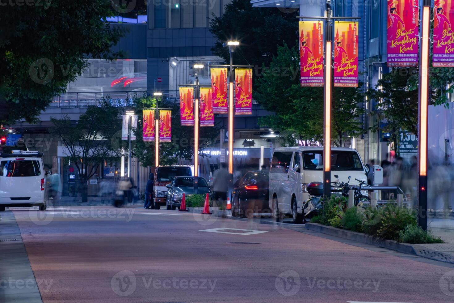 une nuit paysage urbain de le foule à le néon ville dans Shinjuku tokyo longue coup photo