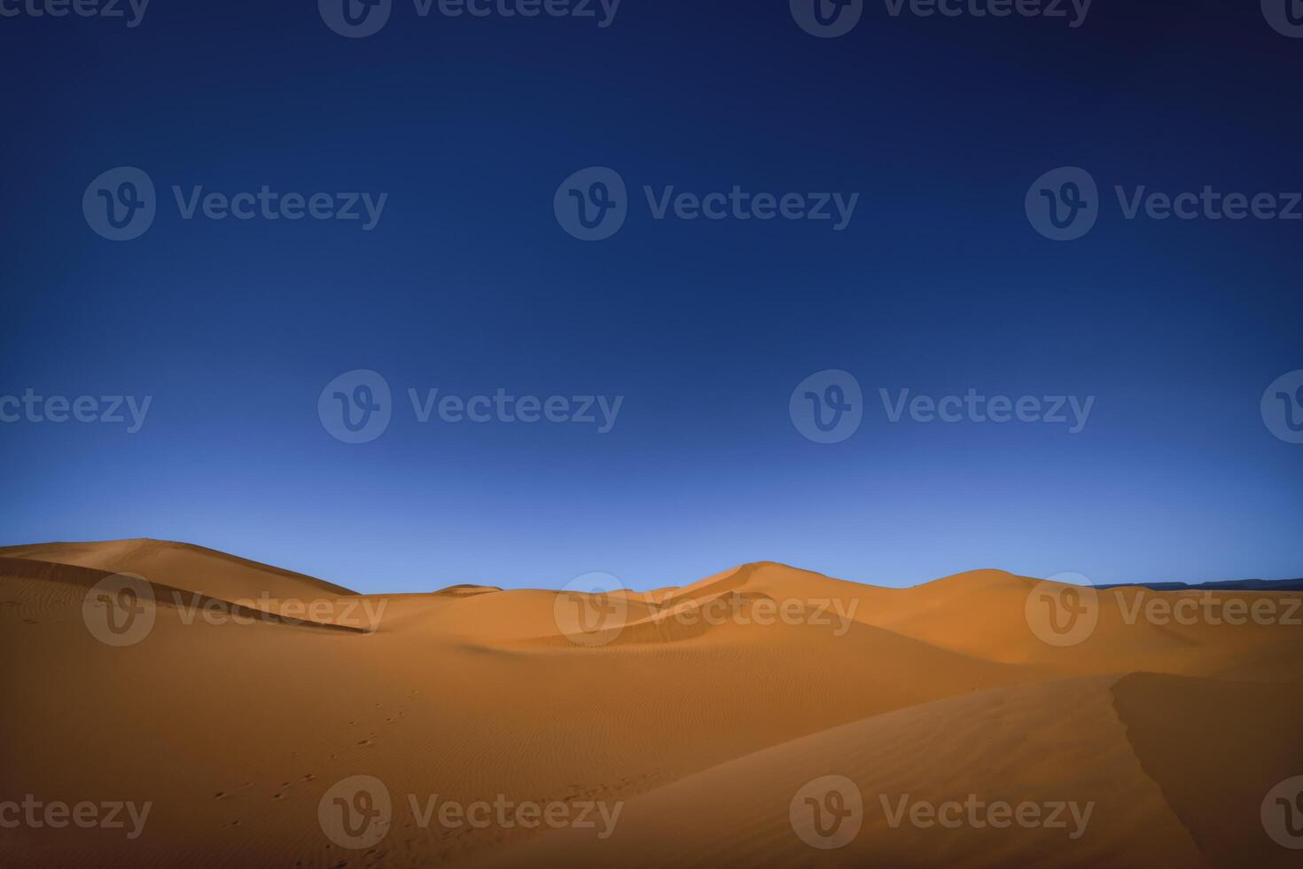 une panoramique le sable dune de Sahara désert à mhamid el Ghizlane dans Maroc large coup photo