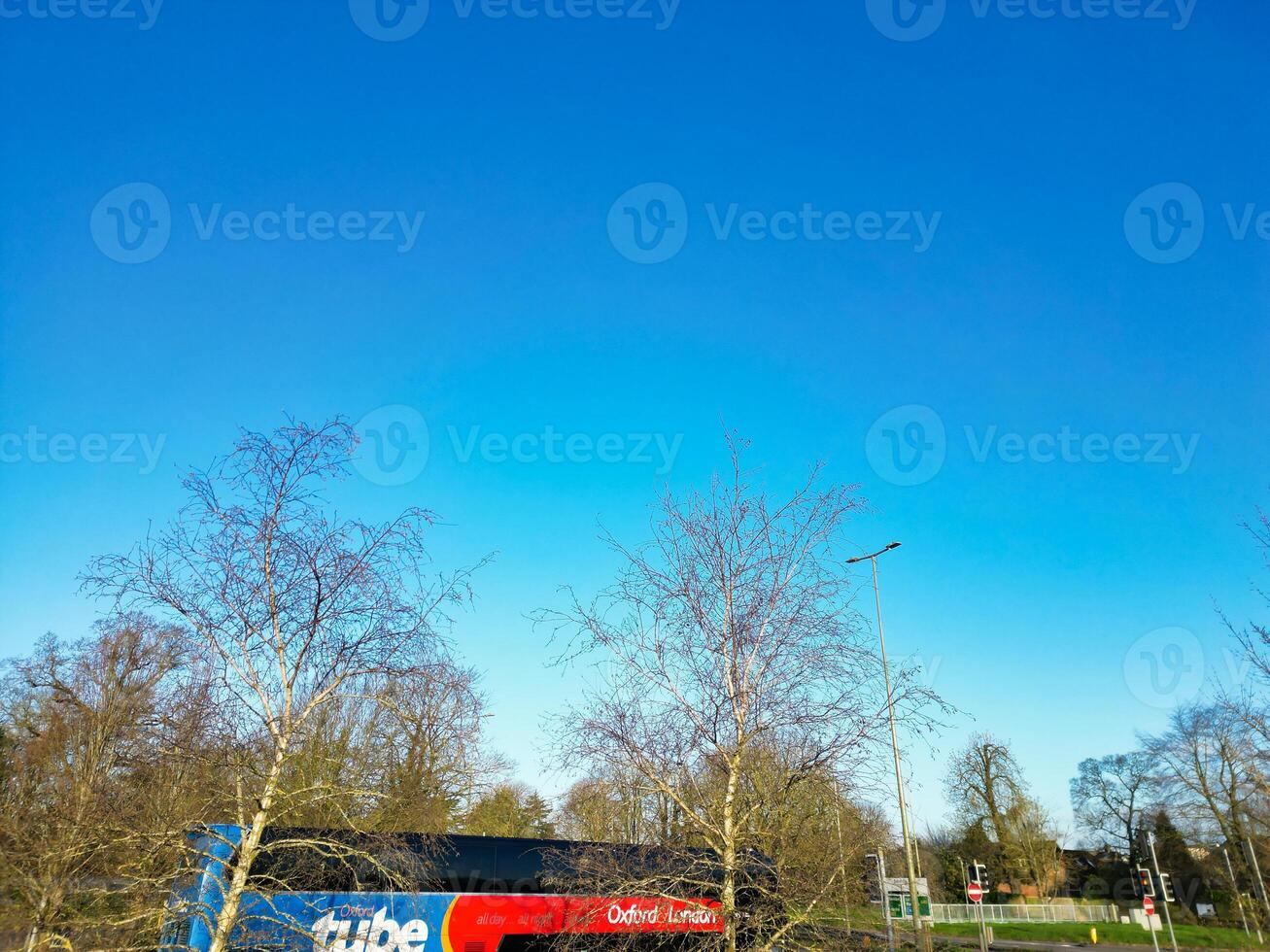 haute angle vue de parc et balade autobus station à colline d'épine Oxfordshire Angleterre uni Royaume pendant lever du soleil. Mars 23, 2024 photo