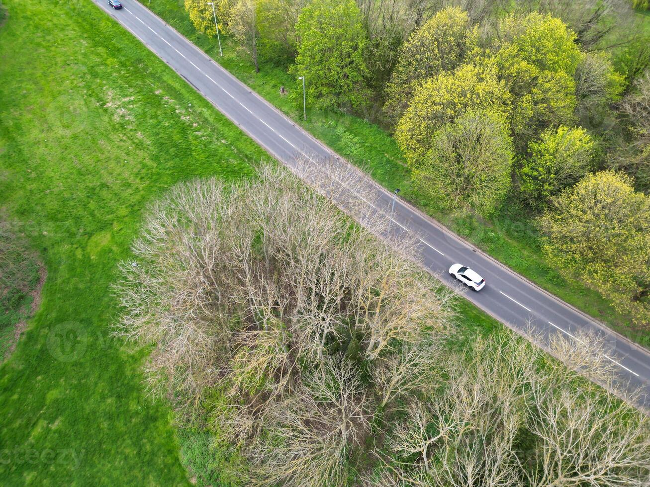 aérien vue de bedford ville de le Bedfordshire, Angleterre Royaume-Uni pendant venteux et nuageux journée. avril 5ème, 2024 photo