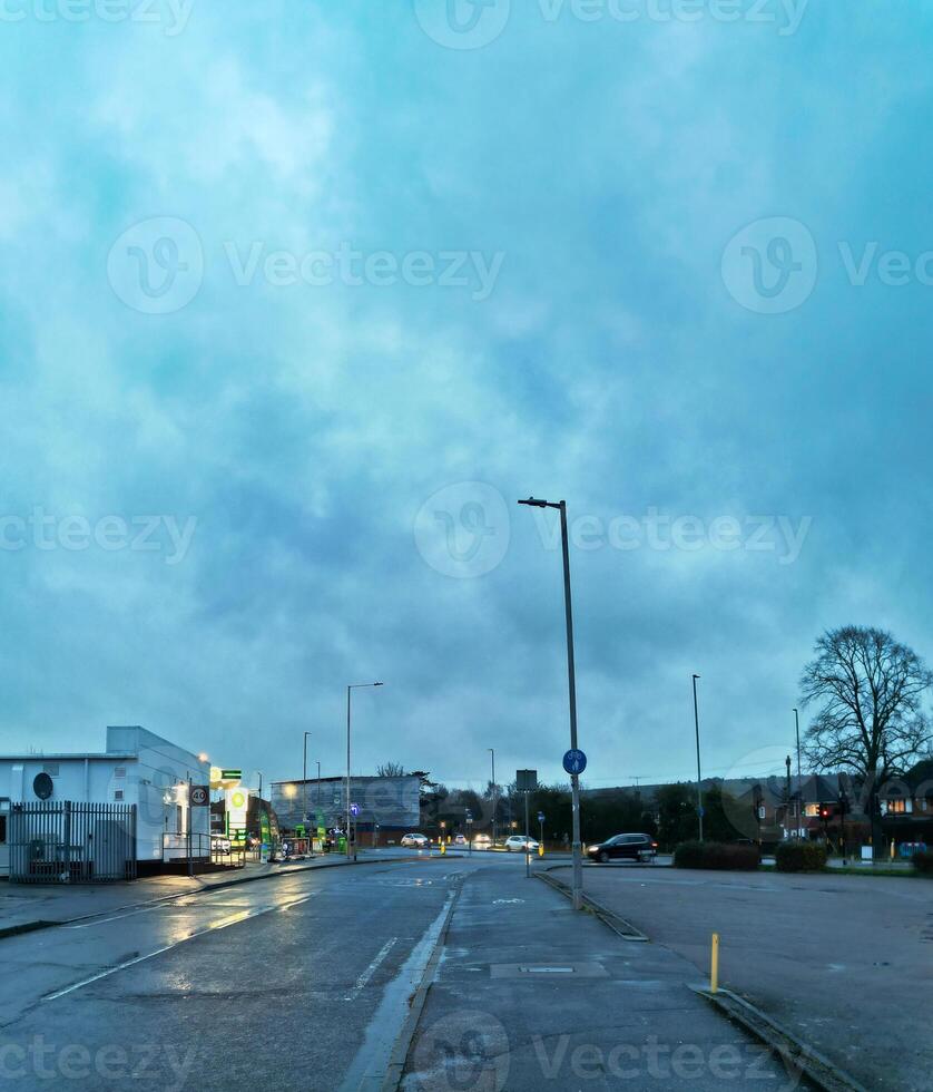 faible angle panoramique vue de luton ville pendant nuageux et pluvieux le coucher du soleil. luton, Angleterre Royaume-Uni. Mars le 26, 2024 photo