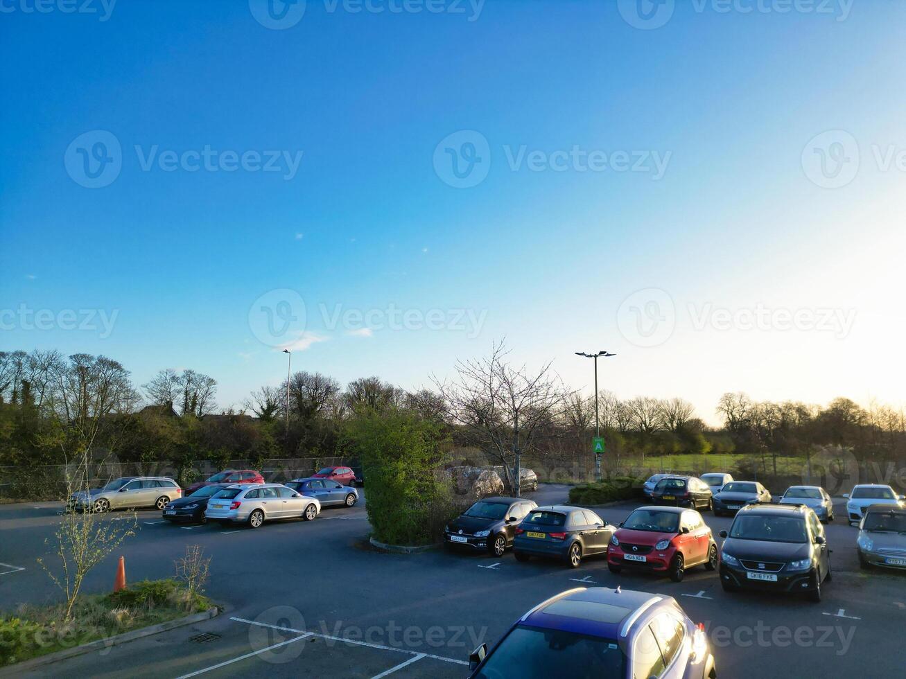 haute angle vue de parc et balade autobus station à colline d'épine Oxfordshire Angleterre uni Royaume pendant lever du soleil. Mars 23, 2024 photo