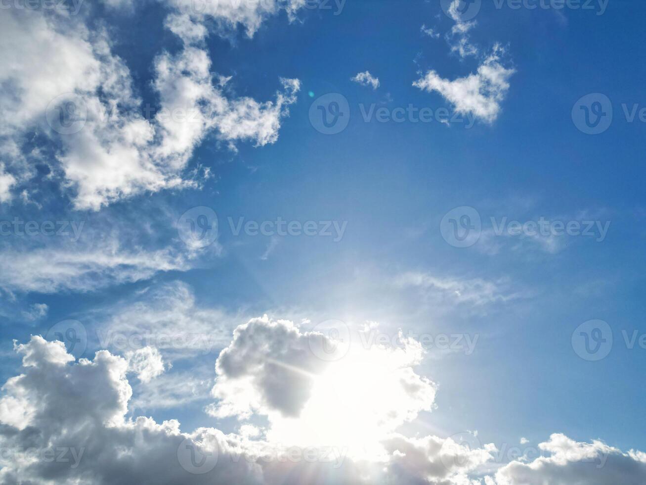 magnifique ciel avec dramatique des nuages plus de Birmingham ville de Angleterre uni Royaume, Mars 30e, 2024 photo