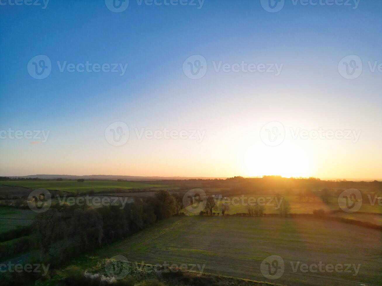 aérien vue de Britanique campagne paysage près Oxford ville, l'Oxfordshire, Angleterre Royaume-Uni pendant lever du soleil Matin. Mars 23, 2024 photo