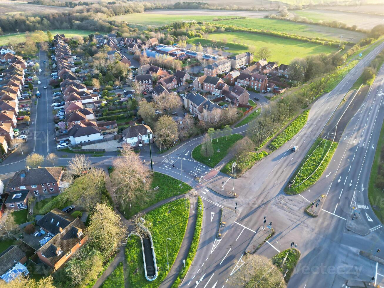 haute angle vue de parc et balade autobus station à colline d'épine Oxfordshire Angleterre uni Royaume pendant lever du soleil. Mars 23, 2024 photo