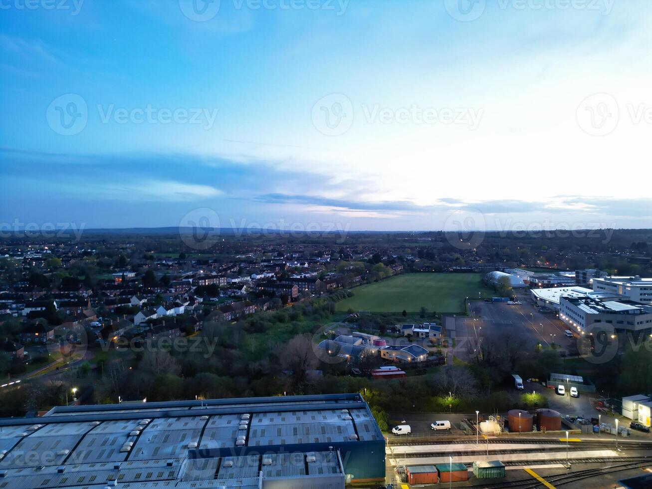 aérien nuit vue de illuminé central Aylesbury ville de Angleterre uni Royaume. avril 1er, 2024 photo