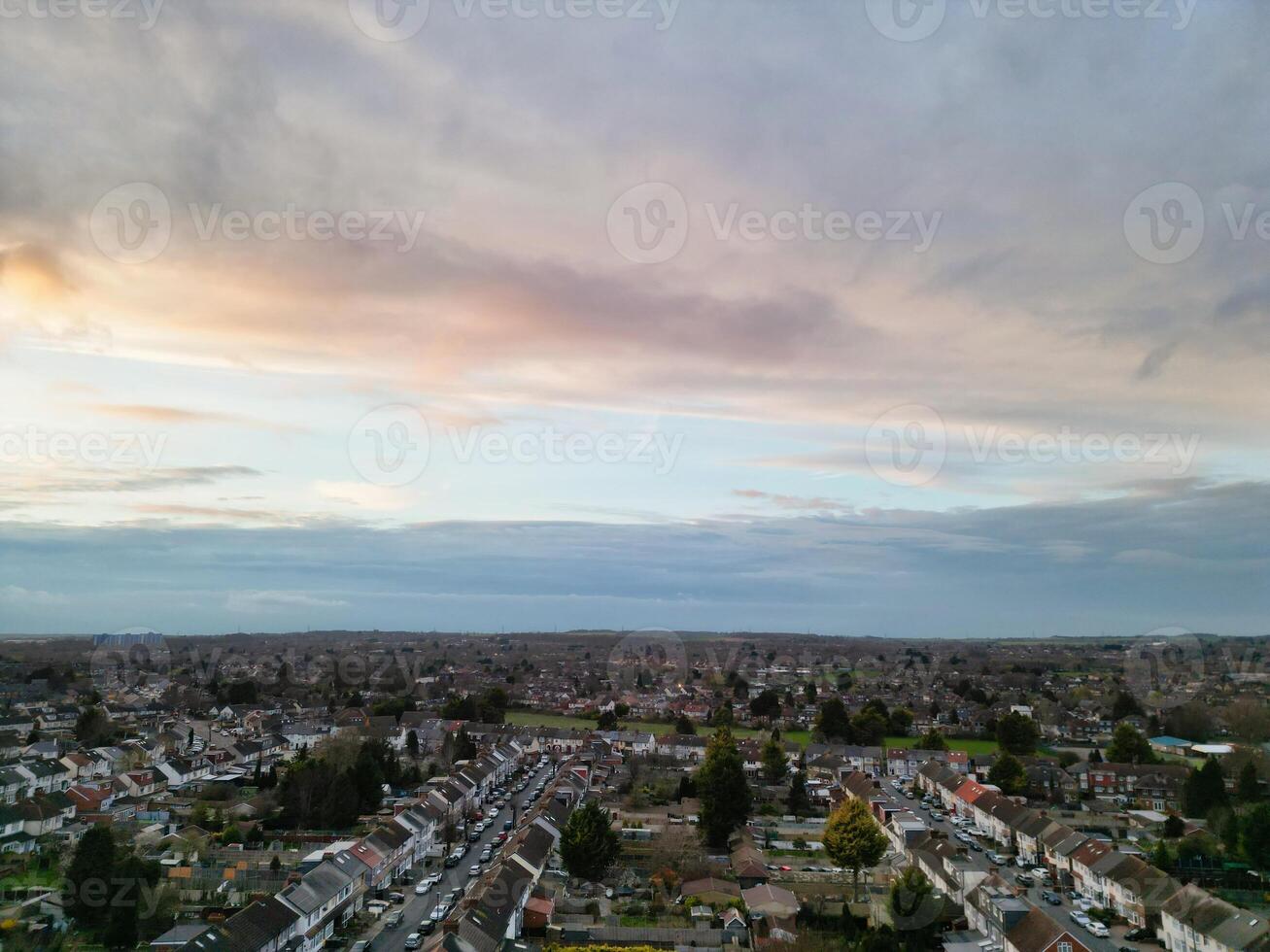 plus magnifique aérien vue de Résidentiel district pendant Orange le coucher du soleil plus de luton, Angleterre Royaume-Uni. Mars 19ème, 2024 photo