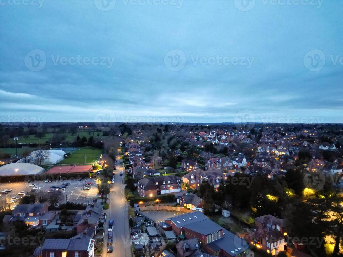 haute angle vue de illuminé central durcir ville de Angleterre pendant nuit. uni Royaume. Mars 16e, 2024 photo