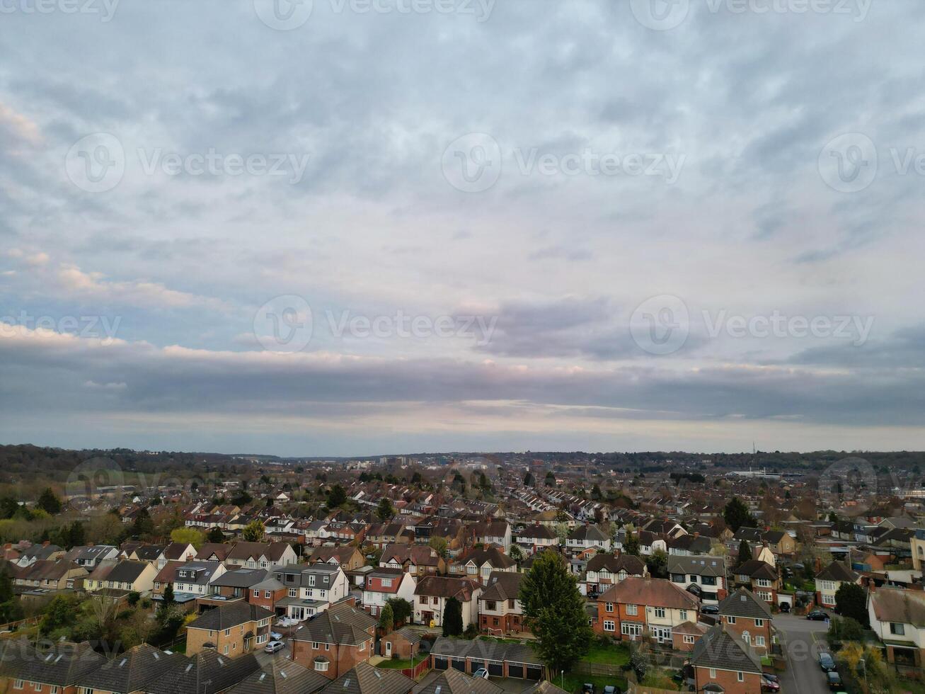 plus magnifique aérien vue de Résidentiel district pendant Orange le coucher du soleil plus de luton, Angleterre Royaume-Uni. Mars 19ème, 2024 photo