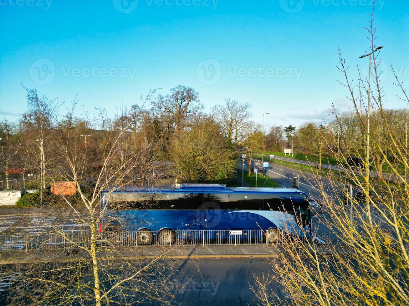 haute angle vue de parc et balade autobus station à colline d'épine Oxfordshire Angleterre uni Royaume pendant lever du soleil. Mars 23, 2024 photo