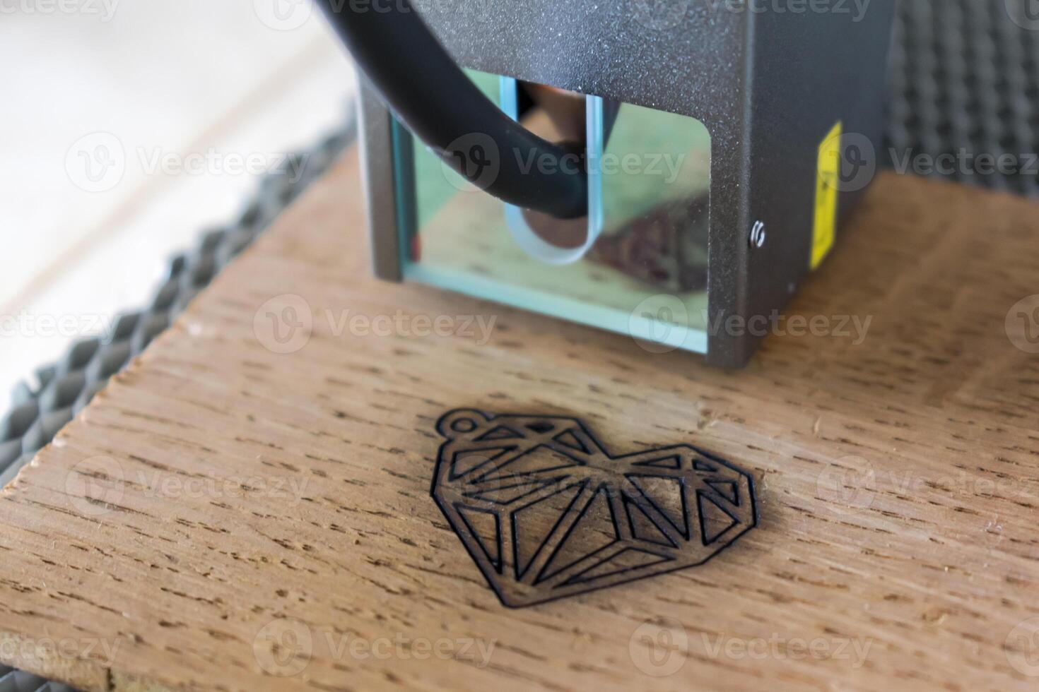 gravure et Coupe laser, exemple de une cœur sur une en bois soutien photo
