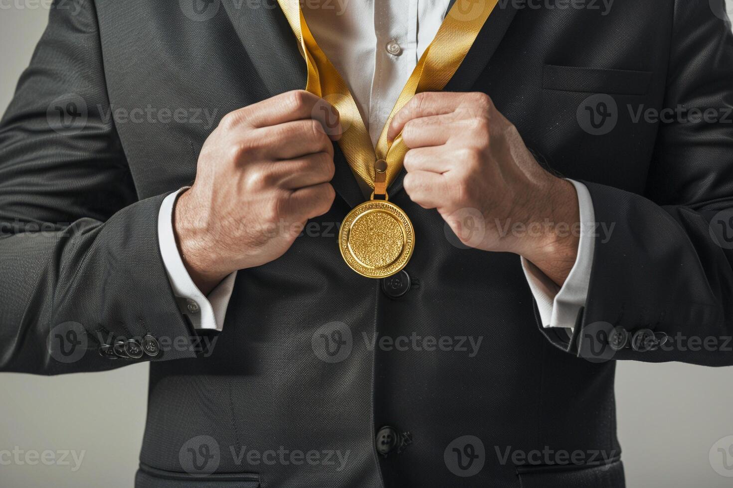 ai généré homme d'affaire en portant une or médaille dans noir costume. photo