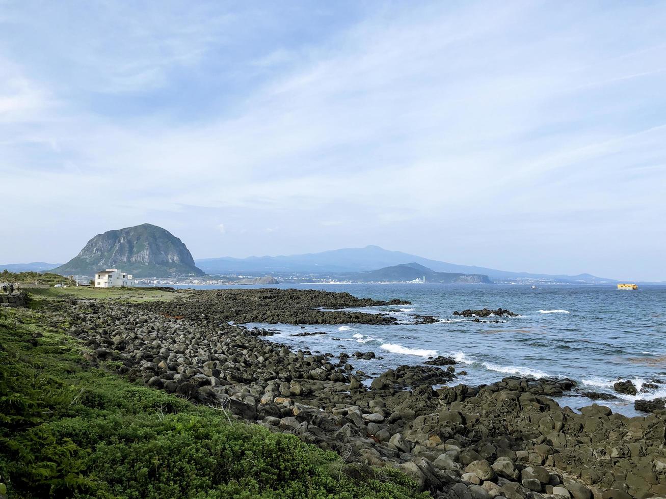 vue sur la montagne sanbangsan depuis la côte de l'île de jeju. Corée du Sud photo