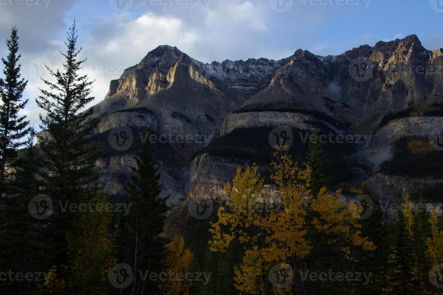 vallée de le Dix pics dans l'automne. photo
