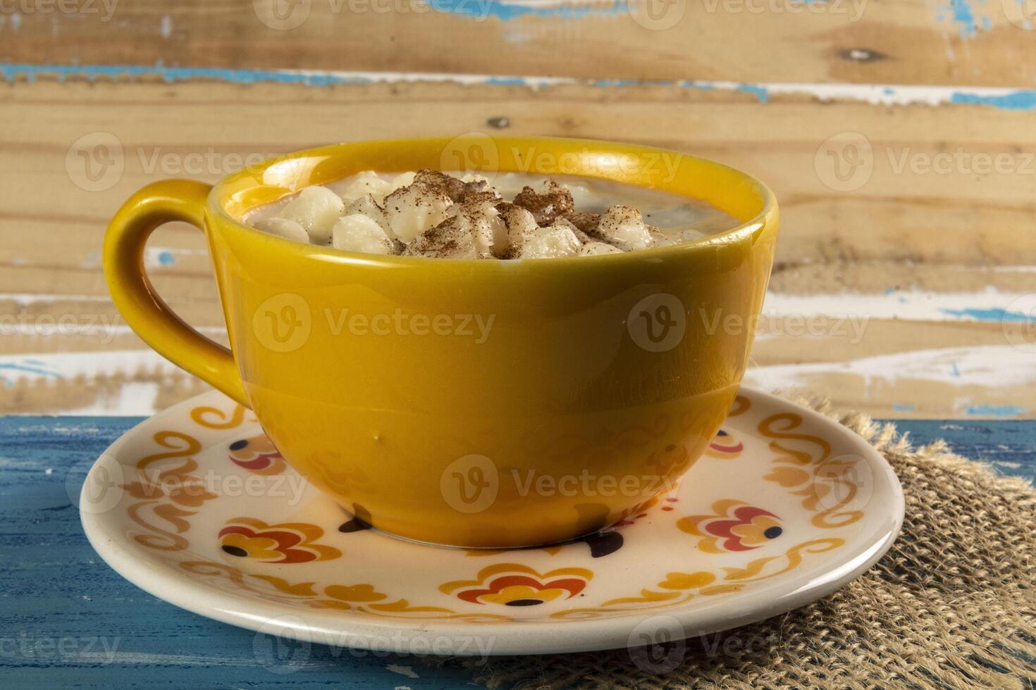 tasse de Canjica, typique nourriture consommé dans le brésilien festa juninas photo