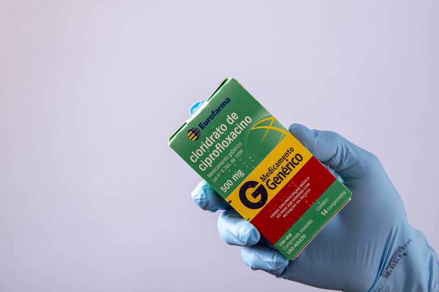 rio, brésil - 27 janvier 2023, main avec gant de protection en caoutchouc tenant une boîte à médicaments, chlorhydrate de cipofloxacine photo